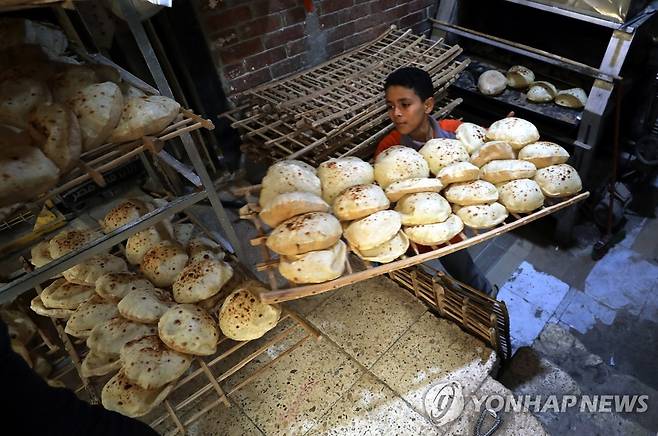 이집트 카이로 시내 빵집. [EPA 연합뉴스 자료사진. 재판매 및 DB 금지]