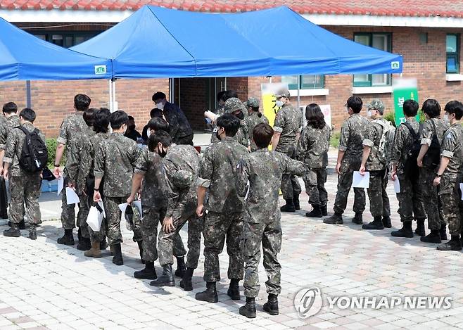 예비군 동원훈련 재개 지난해 6월 강원 춘천시 육군 제2군수지원여단에서 동원훈련에 참가하는 예비군들이 코로나19 문진 등 입소 절차를 밟고 있는 모습. [연합뉴스 자료사진] photo@yna.co.kr