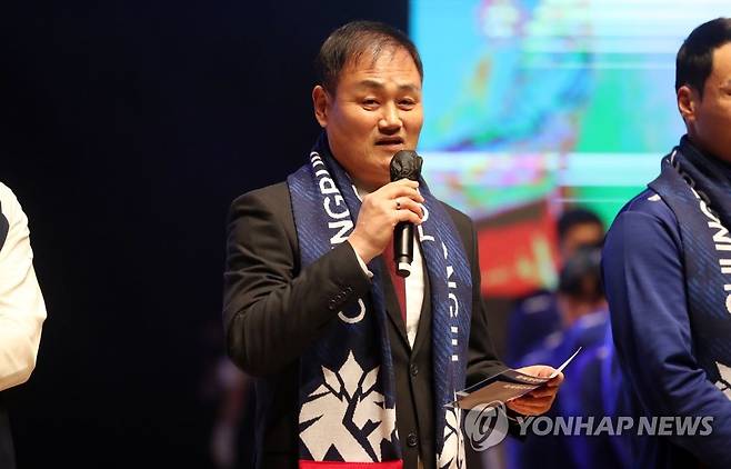 포부 밝히는 최윤겸 청주FC 감독 (청주=연합뉴스) 천경환 기자 = 국내 24번째 프로축구단 청주FC 창단식이 열린 3일 청주 예술의전당 대공연장에서 최윤겸 청주FC 감독이 포부를 밝히고 있다. 2023.1.3 kw@yna.co.kr