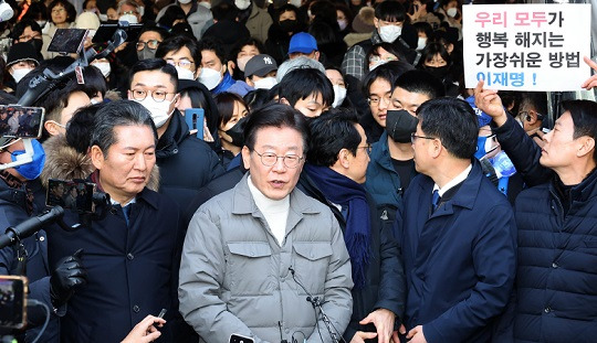 이재명 더불어민주당 대표가 18일 오후 서울시 마포구 망원시장을 방문, 취재진의 질문에 답하고 있다. (뉴스1)