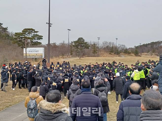 인천지법 집행관이 17일 오전 10시께 인천 중구 영종도 스카이72골프클럽 바다코스 그린에서 부동산 인도 선언을 한 뒤 강제집행을 계속하기 위해 이동하려고 하자 용역업체 직원들이 막고 있다. (사진 = 이종일 기자)