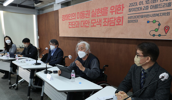 지난 10일 서울 종로구 참여연대에서 열린 장애인 이동권 좌담회에서 박경석 전장연 대표가 발언하고 있다. 〈사진=연합뉴스〉