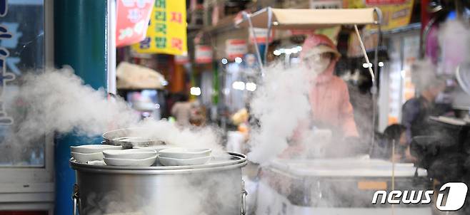 경남 거창군 거창읍 거창전통시장의 국밥집 찜통에서 김이 모락모락 피어오르고 있다. (거창군 제공) 2022.12.1/뉴스1