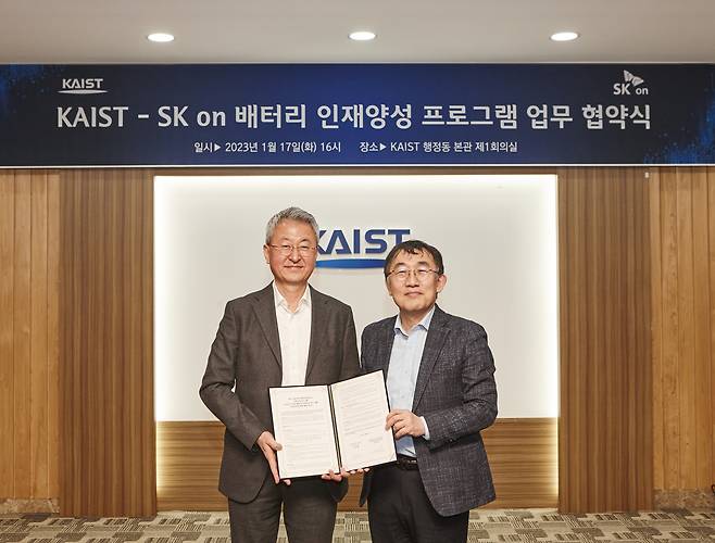 진교원 SK온 사장(왼쪽)과 이승섭 KAIST 부총장이 17일 대전 유성구 KAIST본관 제 1회의실에서 산학협력 교육 프로그램 'SKBEP'(SK on-KAIST Battery Educational Program)’ 개설 업무협약식을 맺었다./사진제공=SK온