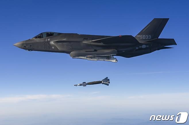 공군 F-35A 전투기가 18일 강원도 필승사격장에서 GBU-12 정밀유도폭탄을 이용한 TEL 타격훈련을 하고 있다. (합참 제공) 2022.11.18/뉴스1