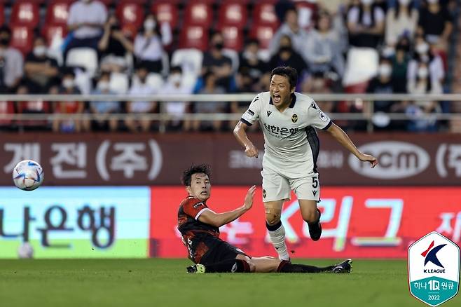 이명주와 신진호(한국프로축구연맹 제공)