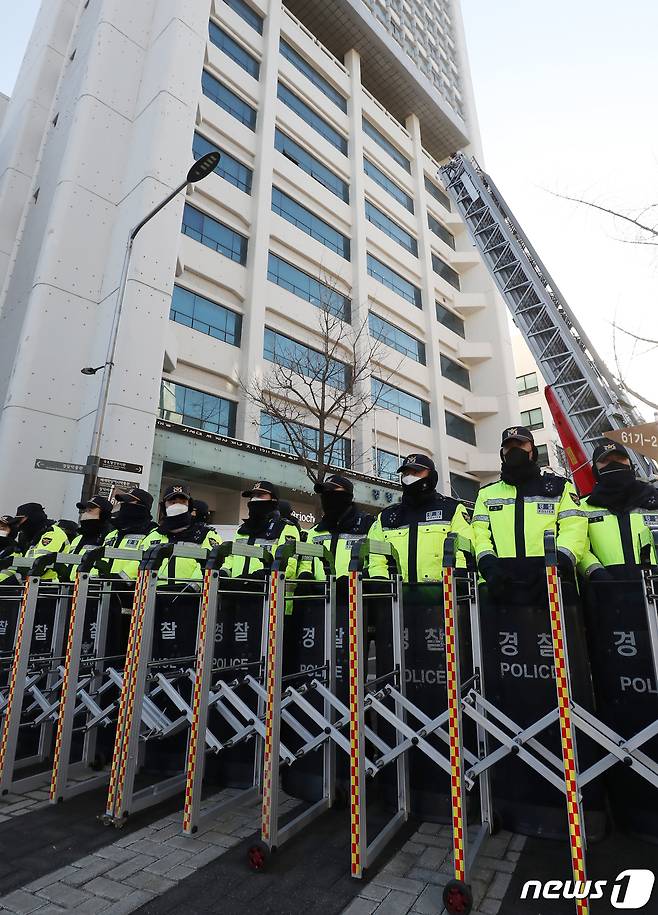 18일 오전 경찰이 국정원 압수수색이 이루어지고 있는 서울 중구 전국민주노동조합총연맹(민주노총) 서울 사무실 앞 통행을 통제하고 있는 모습. 2023. 1.17/뉴스1 ⓒ News1 민경석 기자