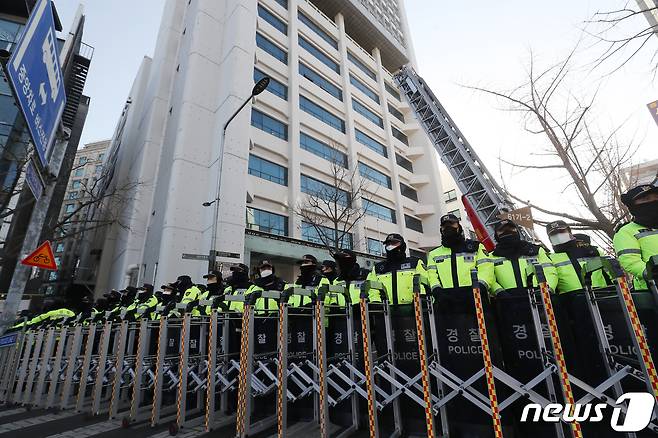 국정원과 경찰청이 18일 국가보안법 위반 혐의로 민주노총에서 압수수색을 시도하고 있다.  2023. 1.17/뉴스1 ⓒ News1 민경석 기자