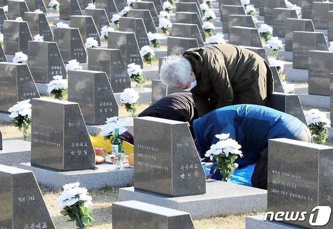 제주도는 문화재청이 지난 17일부터 오는 2월28일까지 진행하는 2024년 세계기록유산 등재를 위한 공모에 참여한다고 18일 밝혔다. 지난해 제74주년 제주4·3추념식이 열린 4·3평화공원 행방불명인 묘역에서 유족들이 제를 올리고 있다.2022.4.3/뉴스1 ⓒ News1 고동명 기자