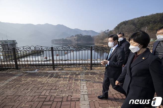 한화진 환경부장관이 지난 1월5일 오후 전남 광양시 수어댐에서 남부지방 댐 가뭄 상황 및 대책을 점검하고 있다. (환경부 제공) 2023.1.5/뉴스1