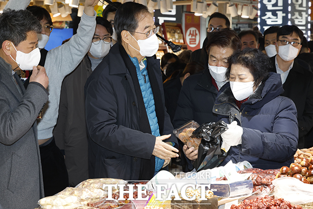 한덕수 국무총리가 18일 오전 서울 동대문구 경동시장을 찾아 제수용품을 구매하고 있다. /이동률 기자