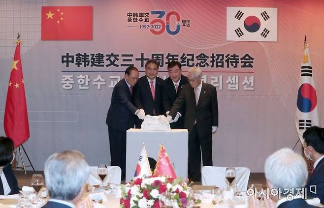 김한규 21세기 한중교류협회장 박진 외교부장관 싱하이밍 주한 중국대사 임채정 한중관계 미래발전위원회 위원장이 24일 오후 서울 종로구 포시즌스 호텔에서 열린 한· 중 수교 30주년 기념 리셉션에서 케이크 커팅식을 하고 있다./사진공동취재단