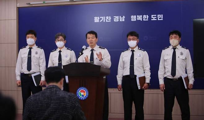 김환수 경남소방본부 예방안전과장이 2023년 화재예방시책을 발표하고 있다. [사진=이세령 기자]