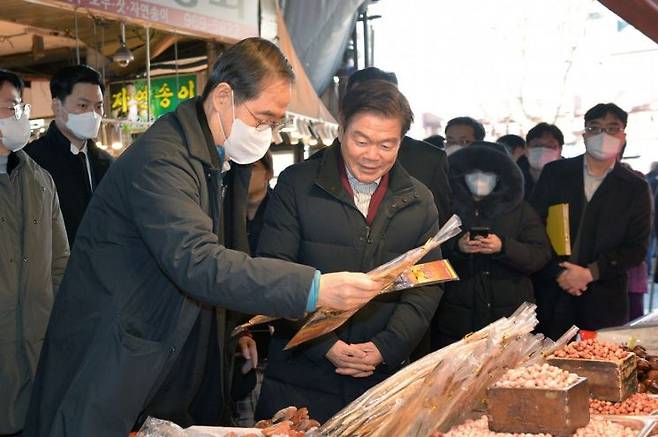 이필형 동대문구청장이 한덕수 국무총리와 경동시장을 방문해 제수용품을 구매하고 있다.