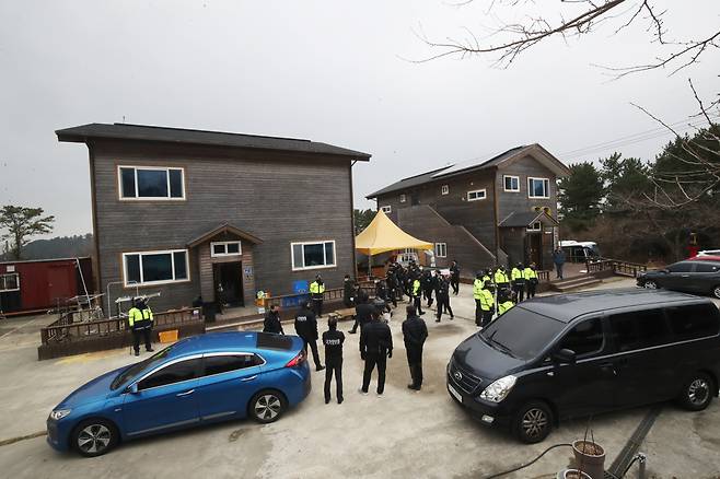 국정원과 경찰이 18일 오전 국가보안법 위반 혐의로 제주평화쉼터를 압수수색하고 있다. 2023.1.18/뉴스1