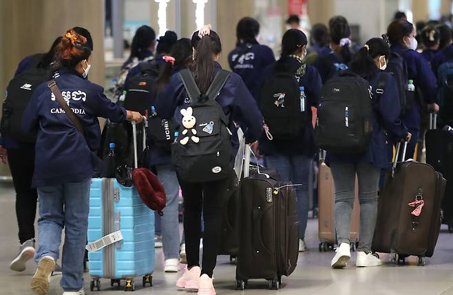 18일 인천국제공항 제1여객터미널 입국장에 외국인 근로자가 입국하고 있다./뉴스1