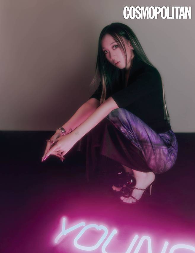 톱 1백50만원, 스커트 2백60만원, 샌들 1백60만원 모두 로에베. 체인 팔찌 4만9천원 세이지가세이지. 스트랩 팔찌 스타일리스트 소장품.