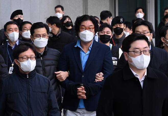 김성태 전 쌍방울 회장이 17일 오전 인천국제공항 제1여객터미널을 통해 귀국, 검찰 수사관에게 체포돼 공항을 나가고 있다. ⓒ 데일리안 김민호 기자