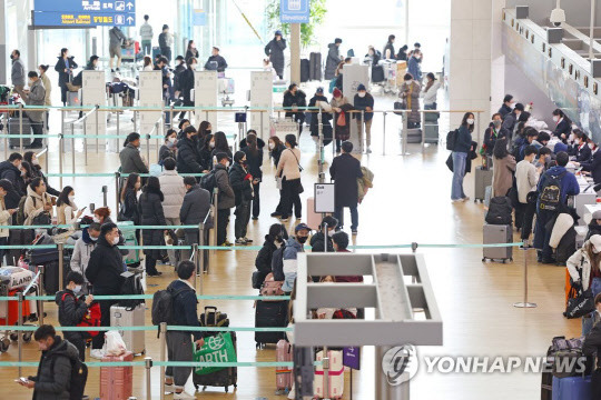 지난 8일 인천국제공항 제1여객터미널 출국장이 탑승객들로 붐비고 있다. 연합뉴스