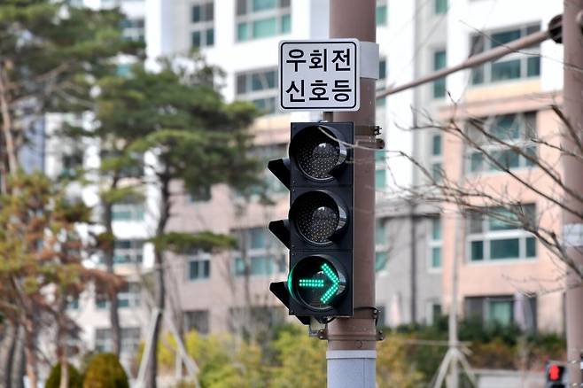 16일 오후 전남 나주시 혁신도시 내 한 사거리에서 우회전 신호등이 우회전 신호를 지시하고 있다. 뉴시스