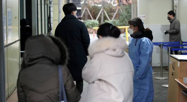 지난 17일 서울 송파구 보건소 선별진료소에서 시민들이 PCR 검사를 받기 위해 대기하고 있다. 뉴스1 제공