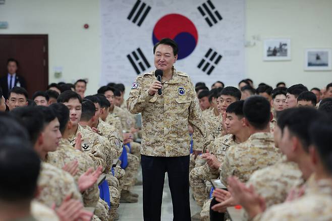 윤석열 대통령이 15일(현지시각) 아랍에미리트연합국(UAE)에서 ‘아크부대’를 방문해 장병들을 격려하고 있다. 연합뉴스