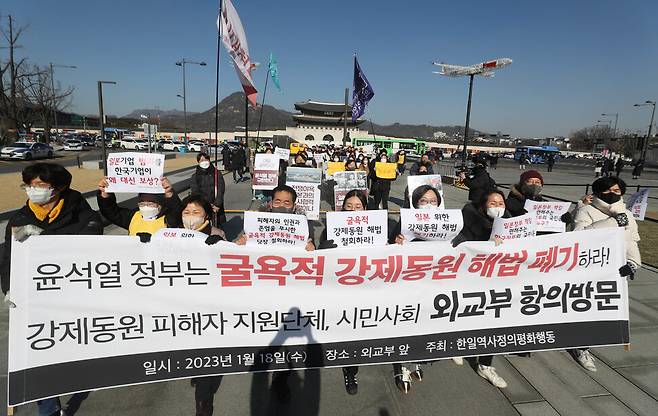 18일 서울 종로구 옛 주한일본대사관 앞 평화의소녀상 인근 평화로에서 일본군성노예제 문제해결을 위한 1579차 정기수요시위를 마친 참가자들이 외교부 앞으로 행진하고 있다. 강창광 선임기자 chang@hani.co.kr