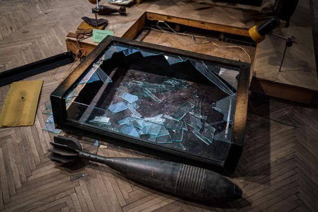 지난해 12월, 러시아군에게 작품 1만 점을 강탈당한 우크라이나 헤르손 미술관의 전시장 유리가 박살나 있다. 헤르손=AFP 연합뉴스