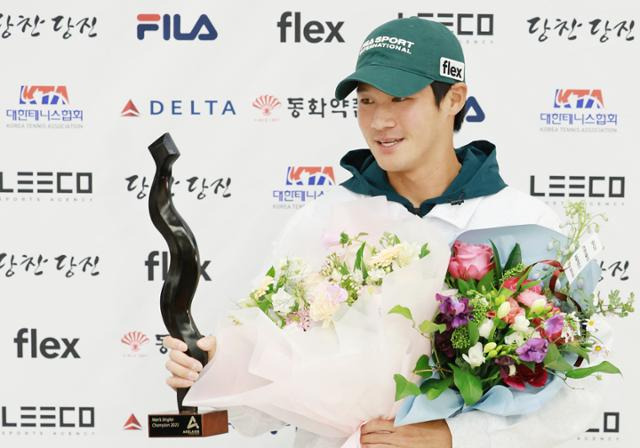 한국 선수 최초로 남자 프로테니스(ATP) 투어 단식에서 2회 우승한 권순우가 18일 인천국제공항을 통해 귀국한 뒤 애들레이드 인터내셔널 2차 대회 우승 트로피와 꽃다발을 들고 포즈를 취하고 있다. 연합뉴스