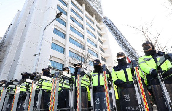 국정원이 18일 오전 서울 중구 민주노총을 압수수색해 경찰들이 민주노총 사무실 앞 통행을 통제하고 있다. [사진=뉴시스]