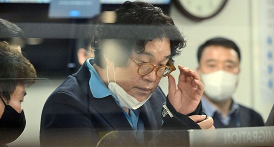 8개월간 해외 도피 끝에 태국에서 체포된 김성태 전 쌍방울그룹 회장이 양손이 포승줄에 묶인 채 17일 오전 인천공항을 통해 입국하고 있다. 김전 회장은 ‘이재명 변호사비 대납 의혹을 부인하느냐’ ‘대북 송금 인정하느냐’ 등 취재진 질의에 “성실히 조사받겠다”고 답했다. ‘이재명 대표는 모르느냐, 연락한 적 없느냐’는 질문에는 “모른다”고 답했다. 김 전 회장은 수원지검으로 압송됐다. [뉴시스]