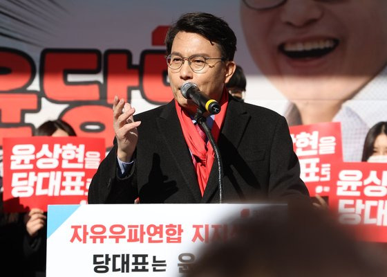 국민의힘 당권 주자인 윤상현 의원이 17일 대구 서문시장에서 열린 자신의 지지선언식에서 발언하고 있다. 대구경북 자유우파 등 12개 시민단체는 이날 윤 의원에 대한 지지선언을 했다. 연합뉴스