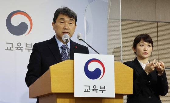 이주호 사회부총리 겸 교육부 장관이 9일 오후 세종시 정부세종청사에서 교육·돌봄 국가책임 강화를 위한 늘봄학교 추진방안을 발표하고 있다. 연합뉴스