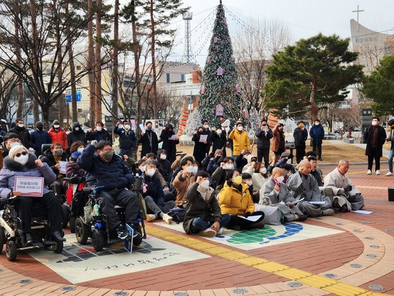 18일 오전 대구 북구청 앞에서 이슬람사원 건립을 지지하는 이들이 북구청 규탄 집회를 하고 있다. 김정석 기자