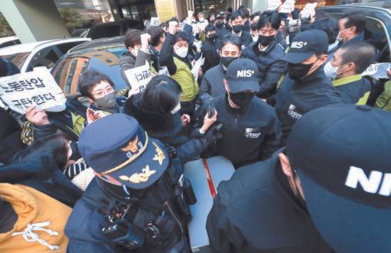 국정언과 경찰이 18일 오후 서울 영등포구 민주노총 전국보건의료산업노동조합 사무실에서 국가보안법 위반 혐의 관련 압수수색을 마친 국정원 직원들이 압수품을 옮기고 있다. 연합뉴스