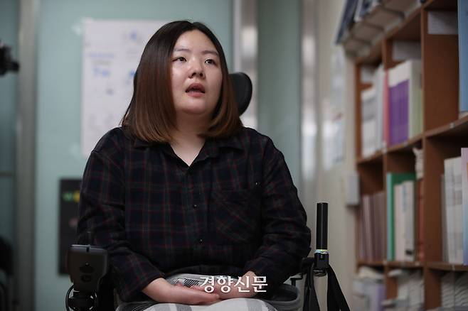 진은선 장애여성독립생활센터 ‘숨’ 소장이 서울 강동구 장애여성공감 사무실에서 지난 10일 경향신문과 인터뷰하고 있다. 한수빈 기자