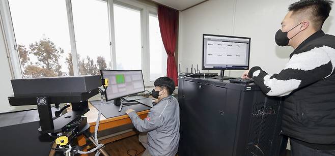 KT 융합기술원 이민수 선임연구원(왼쪽)과 제주국제대 토목공학과 최원석 연구원이 제주국제대 학생회관에 구축된 무선 양자암호통신 인프라를 점검하고 있다. KT 제공