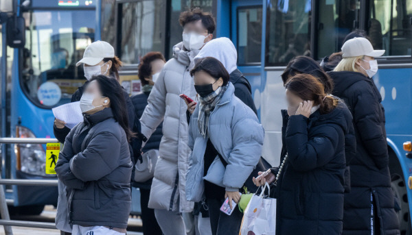 지난 16일 부산의 한 시민이 추위 속에 몸을 움츠리며 걸어가고 있다. 17, 18, 19일 평년 수준이었던 부산 기온은 오는 20일 다시 큰폭으로 떨어질 것으로 예상된다. 이원준 기자