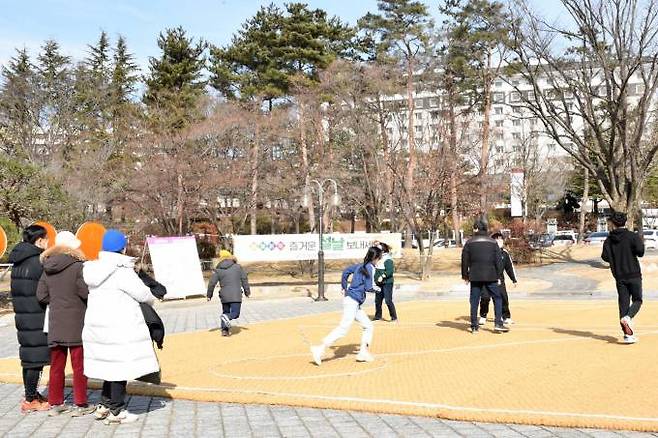 지난해 설 연휴 경주 보문관광단지를 찾은 관광객들이 오징어게임을 즐기고 있다. (경북문화관광공사 제공) 2023.01.18