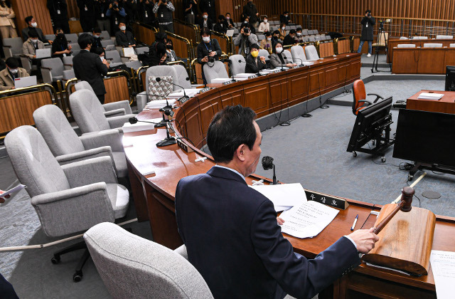 17일 서울 여의도 국회에서 열린 용산 이태원 참사 진상규명과 재발 방지를 위한 국정조사특별위원회에서 국민의힘 의원들이 퇴장한 가운데 더불어민주당, 정의당, 기본소득당의 야 3당 단독으로 결과보고서 채택을 의결했다. 우상호 위원장이 의사봉을 두드리고 있다. 이한결 기자