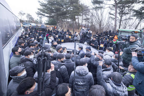 인천 영종도 스카이72 골프장 부동산 인도 강제집행을 담당하는 법원 집행관들과 스카이72 시설 임차인들이 고용한 용역업체 직원들이 17일 오전 골프장 바다코스 입구에서 대치하고 있다. 집행관들은 몸싸움 끝에 바다코스 54홀 부지의 강제집행을 완료했다. 영종도=권현구 기자