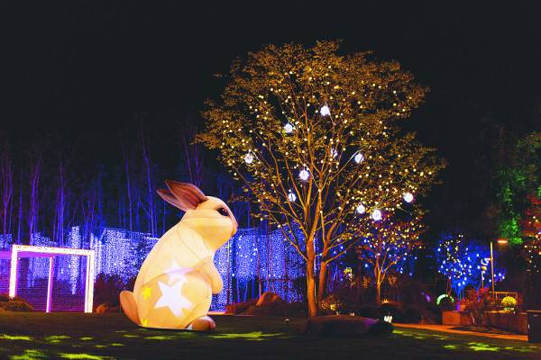 명절 연휴 고향 가는 길에 들르는 고속도로 휴게소는 쉬어가기 위해 찾아가지만 볼거리까지 있으면 금상첨화다. 영동고속도로 덕평자연휴게소 별빛정원우주의 달토끼 조형물. 한국관광공사 제공