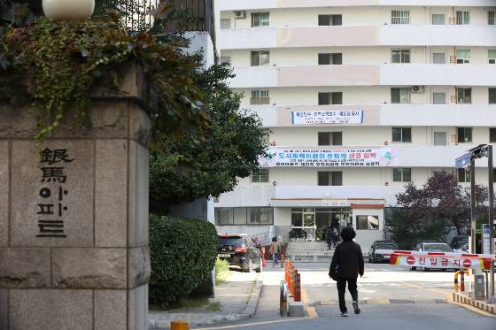 서울 강남구 대치동 은마아파트 재건축 조합설립 추진위원회와 입주자대표회의가 수도권 광역급행철도(GTX) 설계변경을 요구하는 집회에서 주민 공금을 불투명하게 사용하는 등 50여건의 불법행위를 저지른 의혹이 제기됐다.국토교통부와 서울특별시는 은마아파트 재건축 추진위원회·입주자대표회의 조사 결과 총 52건의 부적격 사례를 적발했다고 17일 밝혔다./사진=뉴시스