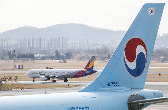 EU의 대한항공·아시아나항공 기업결합 승인 여부가 다음날 결론난다. 사진은 서울 강서구 김포국제공항에 주기된 두 회사 항공기. /사진=뉴시스