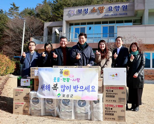 김철우 보성군수(사진 왼쪽에서 4번째)가 지난 17일 설 명절을 앞두고 관내 요양원을 방문해 위문품을 전달하고 관계자를 격려했다./보성군