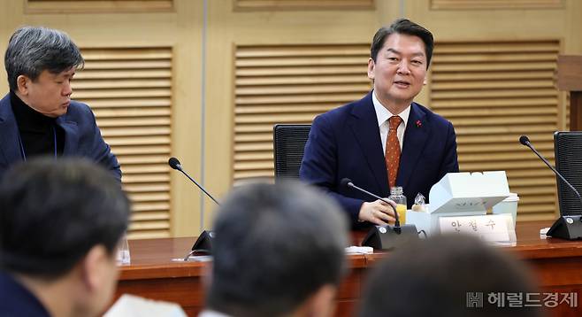 국민의힘 당 대표 후보인 안철수 의원이 18일 국회에서 열린 한국행정학회 주최 협치포럼에 참석, 행사 시작에 앞서 참석자들과 이야기를 나누고 있다. 이상섭 기자