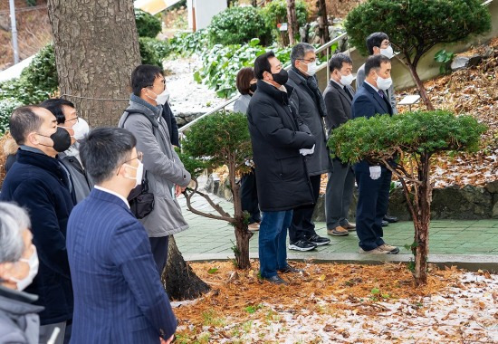 고 이경선생 47주기 추모제에 참석한 관계자들이 고인의 추모사를 듣고 있다(울릉군 제공)