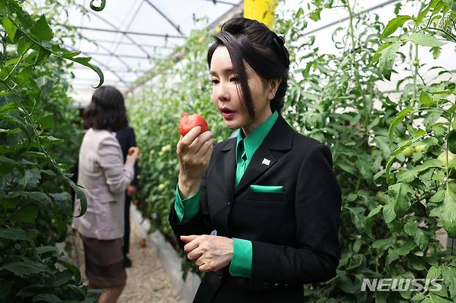 [두바이=뉴시스] 전신 기자 = 윤석열 대통령 부인 김건희 여사가 17일(현지시간) 두바이 현지의 스마트팜 진출 기업인 아그로테크를 방문해 재배 중인 토마토를 시식하고 있다. 2023.01.18. photo1006@newsis.com