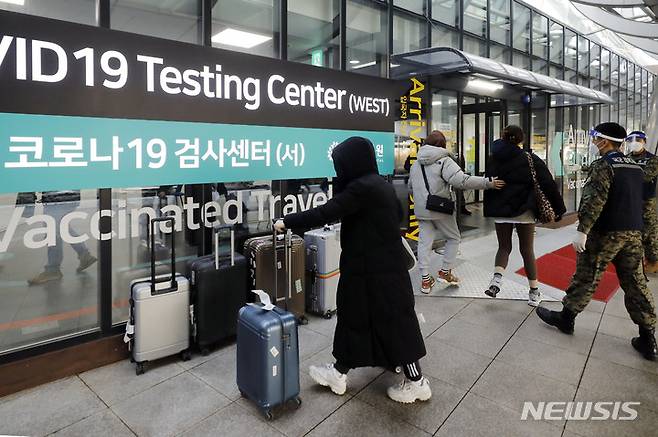 [인천공항=뉴시스] 최동준 기자 = 지난 9일 인천국제공항을 통해 중국 지난에서 도착한 입국자들이 PCR 검사센터로 들어가는 모습. 2023.01.18. photocdj@newsis.com