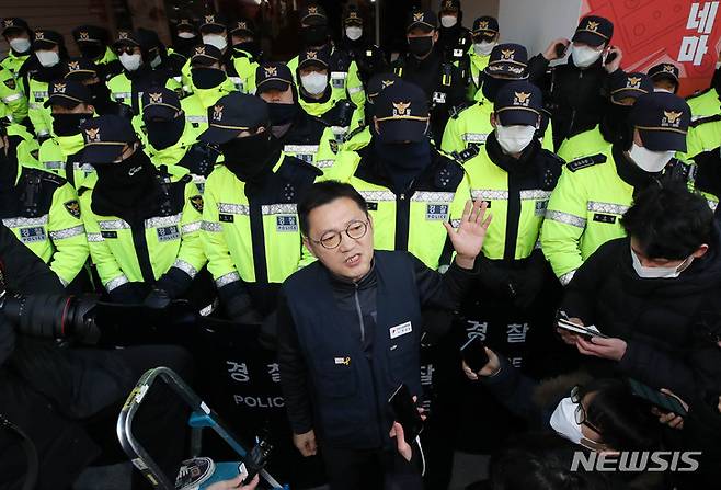 [서울=뉴시스] 조성우 기자 = 국정원이 민주노총에 대한 압수수색을 진행 중인 18일 오전 서울 중구 민주노총 앞에서 한상진 민주노총 대변인이 브리핑하고 있다. 2023.01.18. xconfind@newsis.com